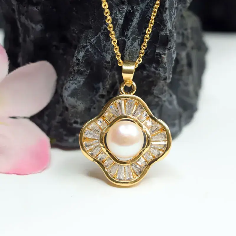 Guan Yu Pearl Pendant Necklace Four Leaf Clover Gold — feature 4