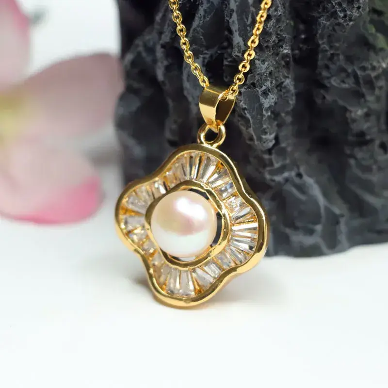 Guan Yu Pearl Pendant Necklace Four Leaf Clover Gold — feature 5