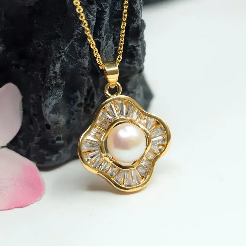 Guan Yu Pearl Pendant Necklace Four Leaf Clover Gold — feature 6