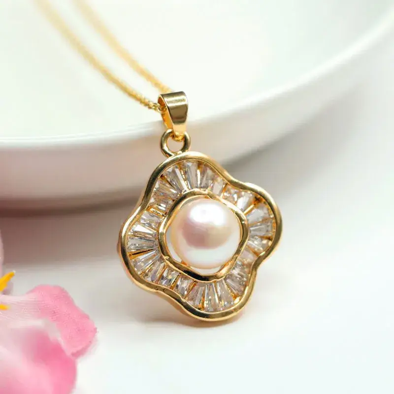 Guan Yu Pearl Pendant Necklace Four Leaf Clover Gold — feature 9