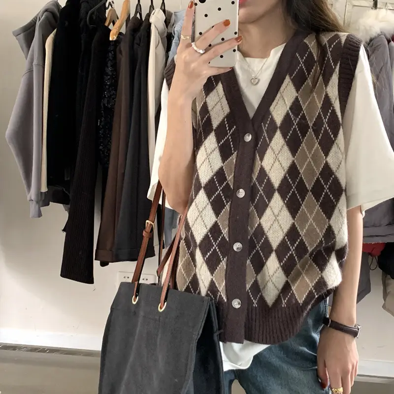 Women's V-Neck Diamond Plaid Knitted Vest - Image 4