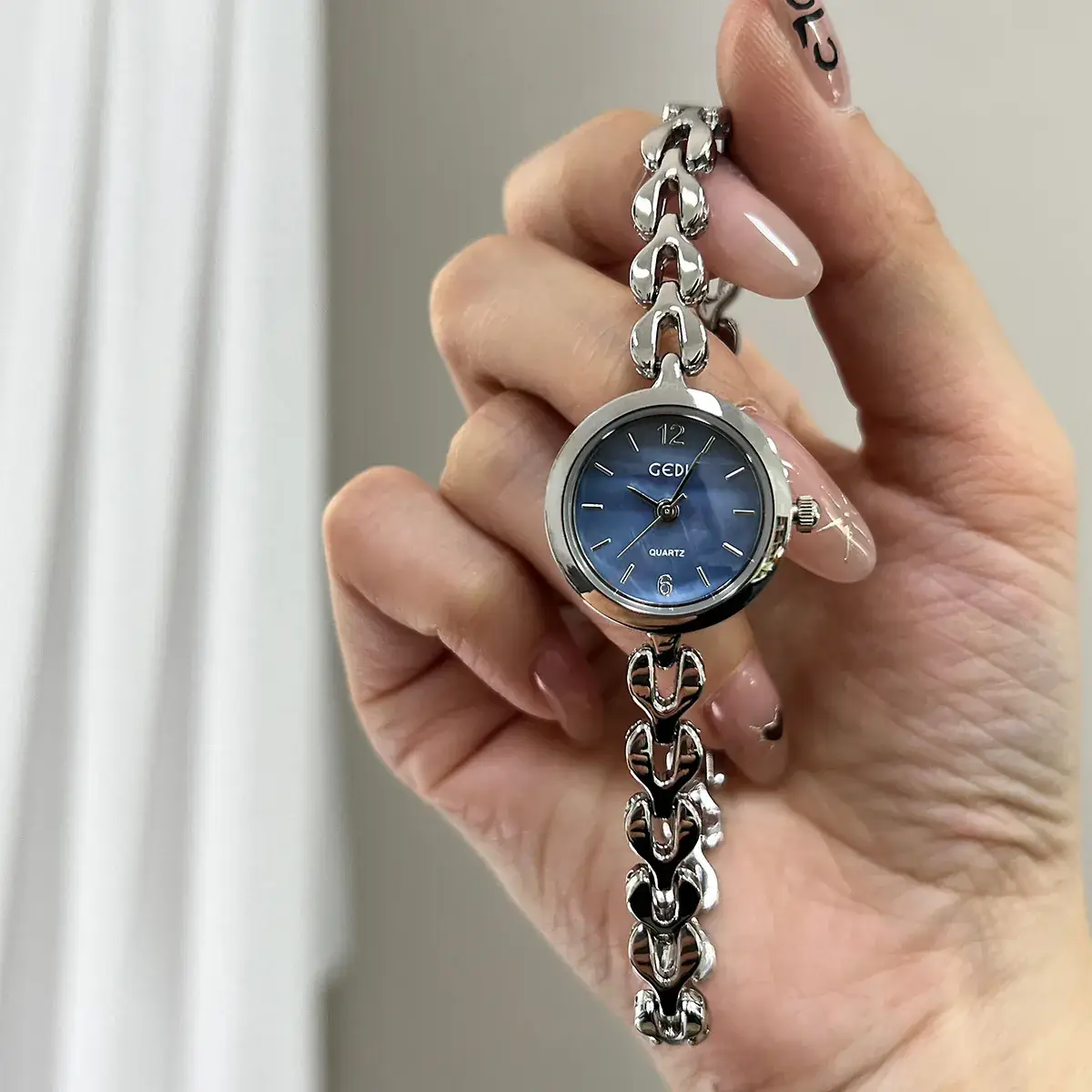 Gold Watch for Women with Crystal Dial and Chain Strap - Image 4