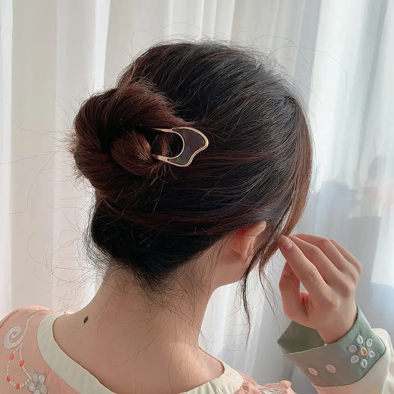 U-Shaped Metal Hairpin with Blue Shell Cap — feature 3
