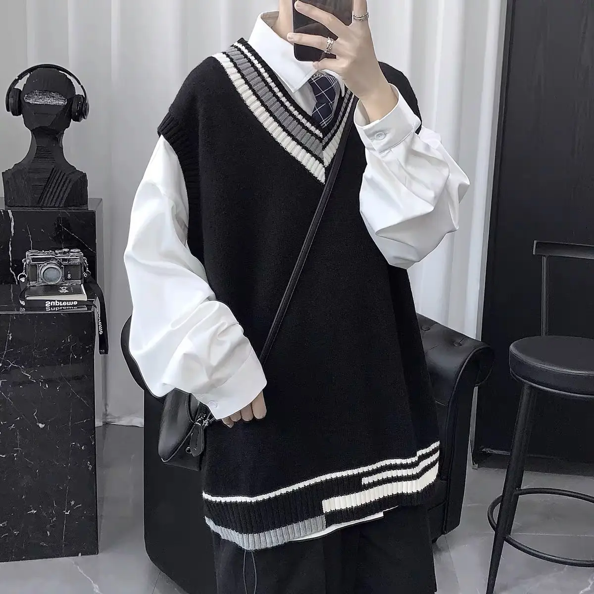 Men's V-neck Knitted Sweater with Plaid Collar