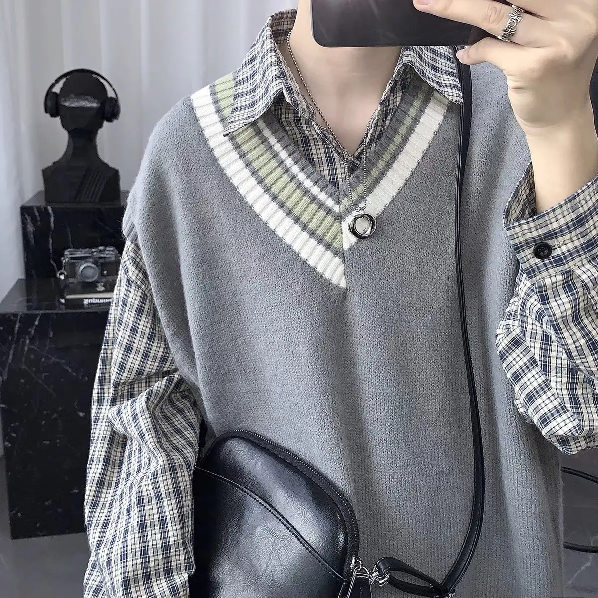 Men's V-neck Knitted Sweater with Plaid Collar