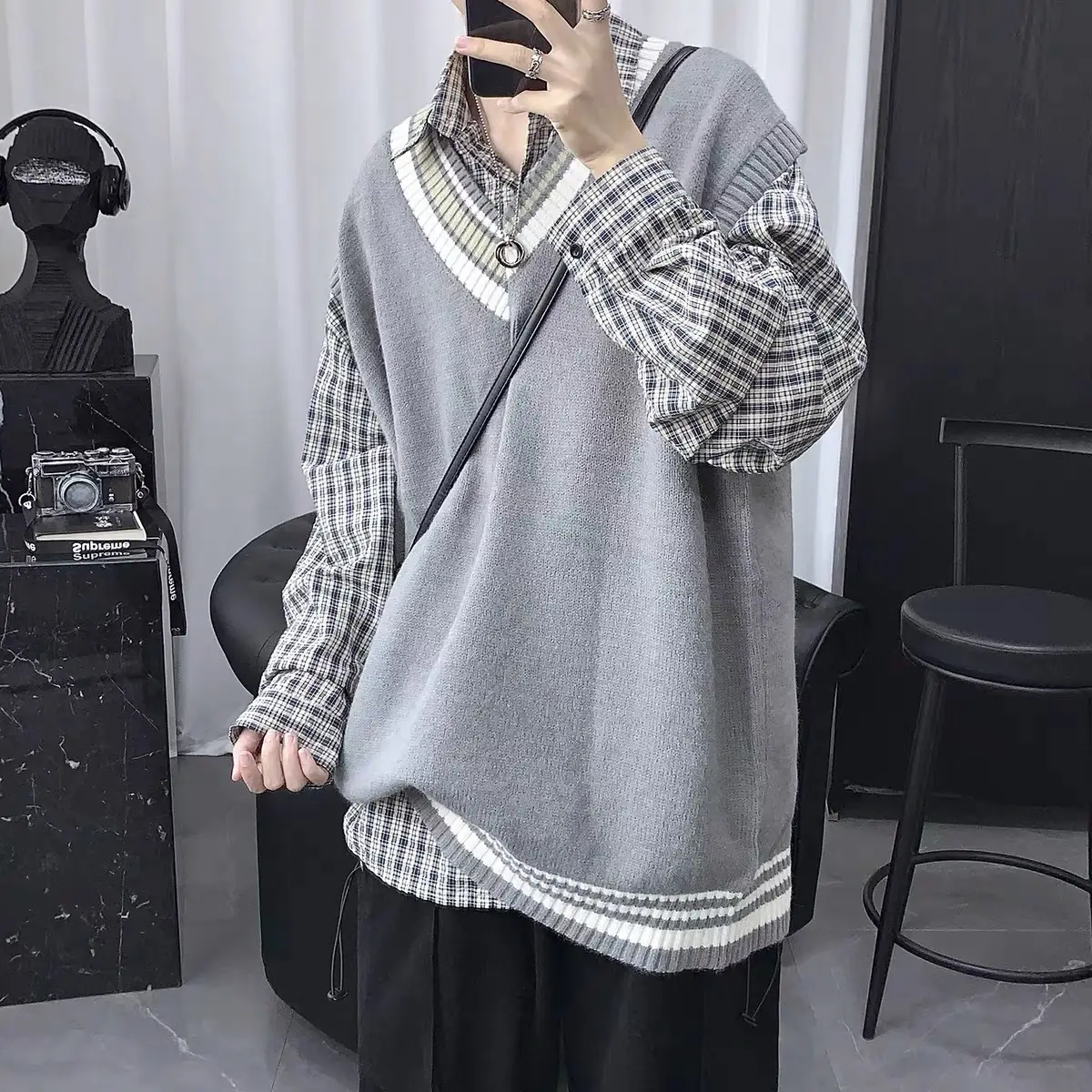 Men's V-neck Knitted Sweater with Plaid Collar