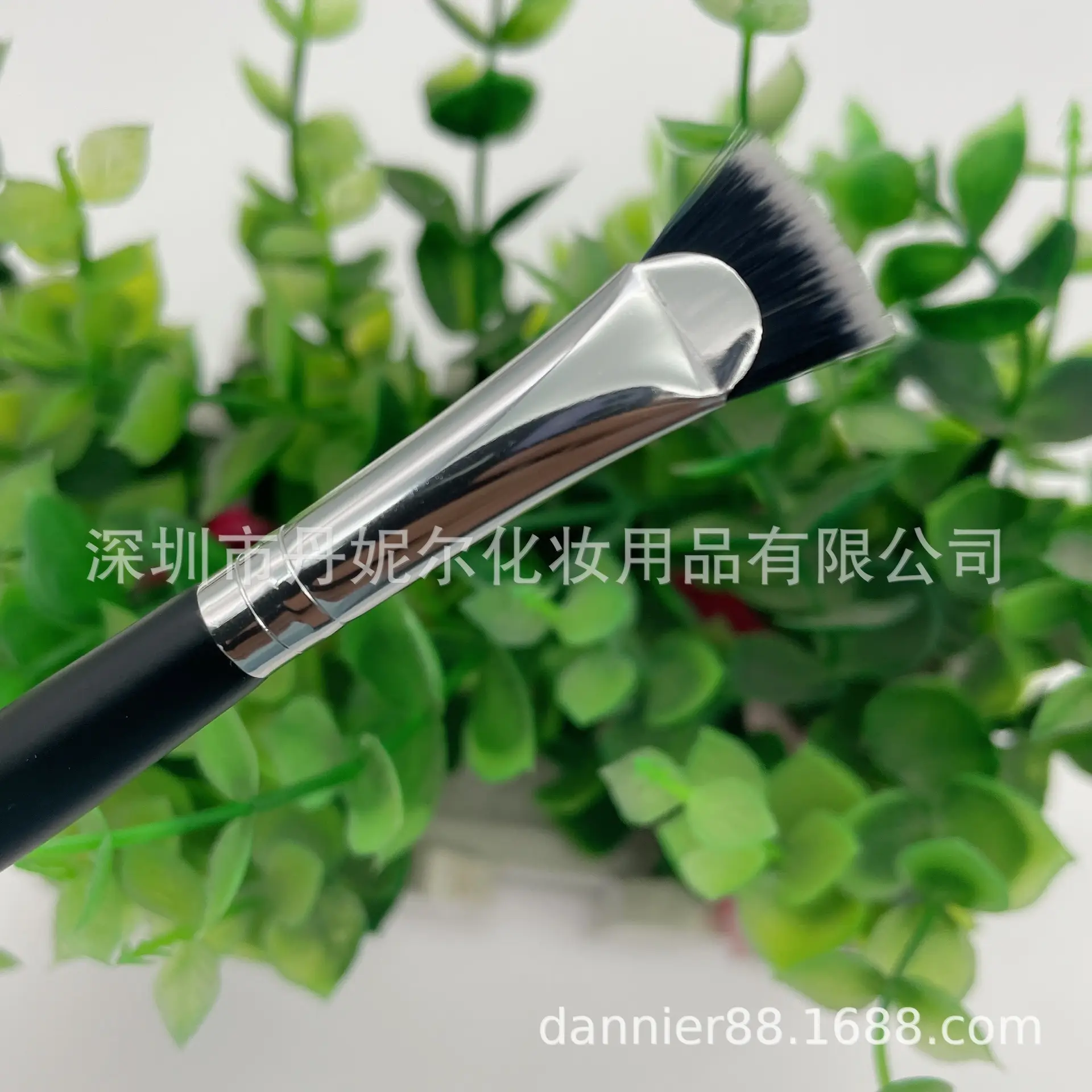 Danielle 36 Up Down Eyelash Brush Flat Head Highlighter — feature 3