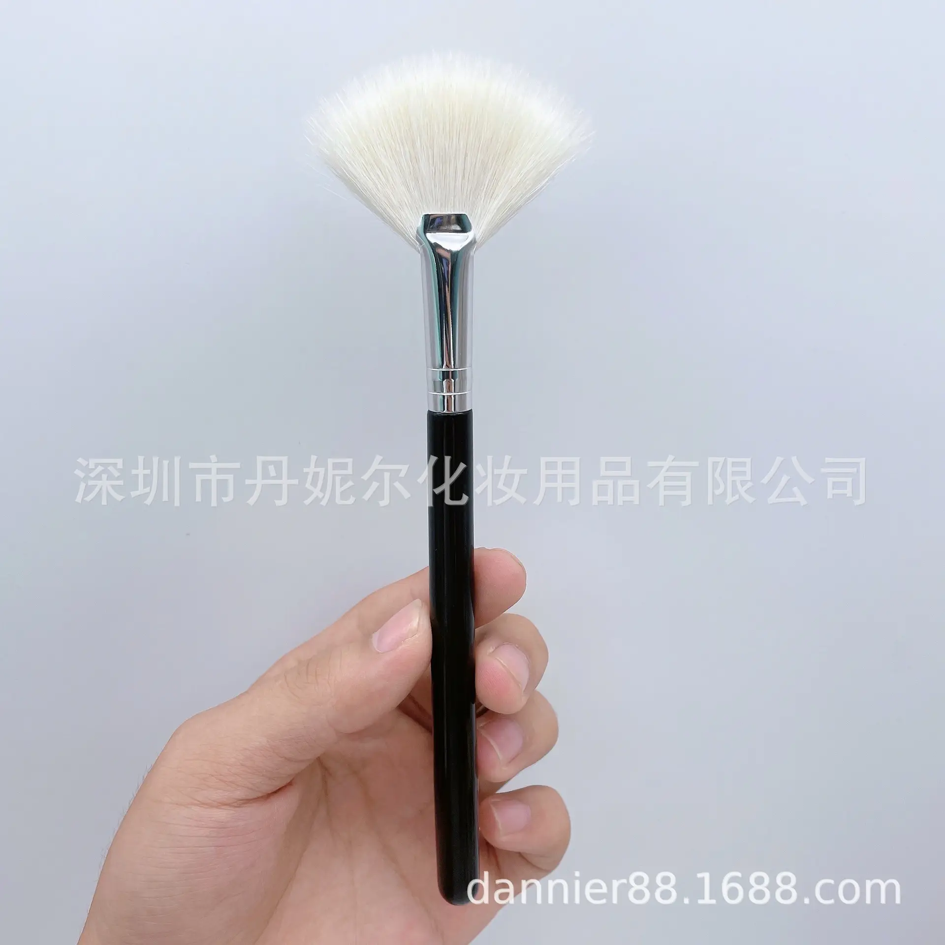 2021 Fan Brush Highlighter Brightening Beauty Tool - Image 2