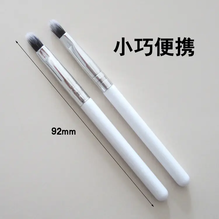 White Short-Handled Makeup Brush for Beginners