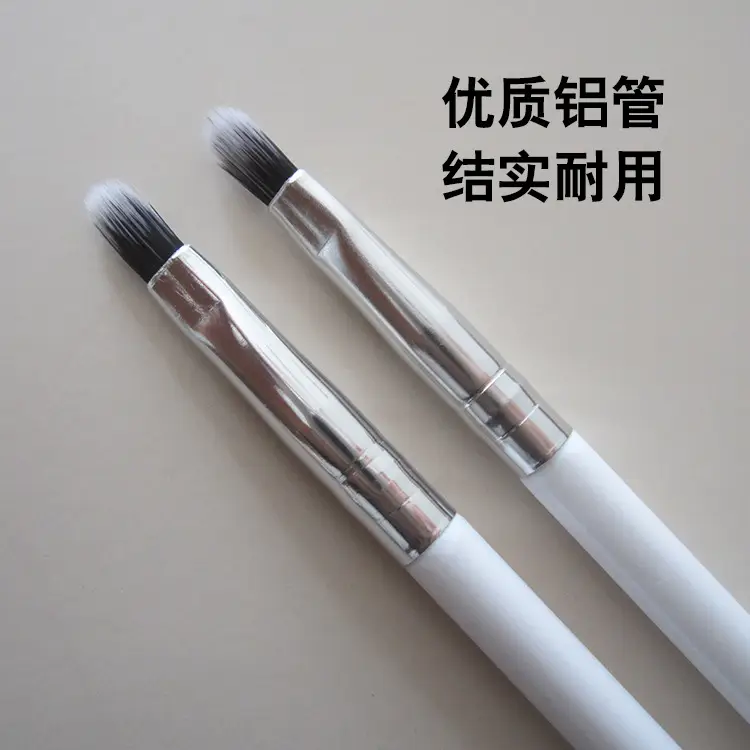 White Short-Handled Makeup Brush for Beginners