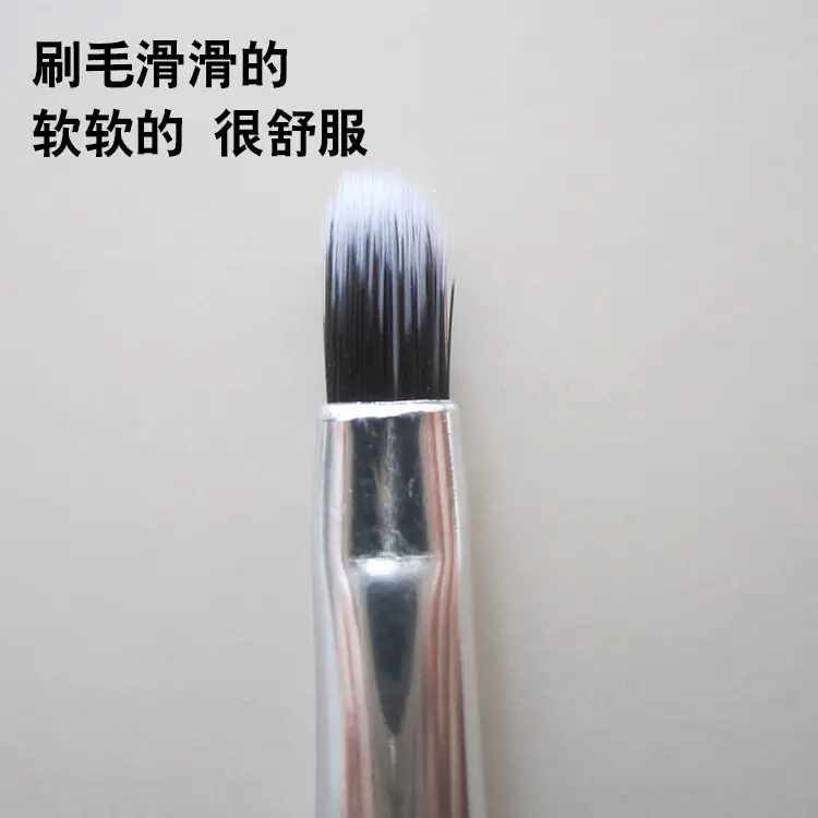 White Short-Handled Makeup Brush for Beginners