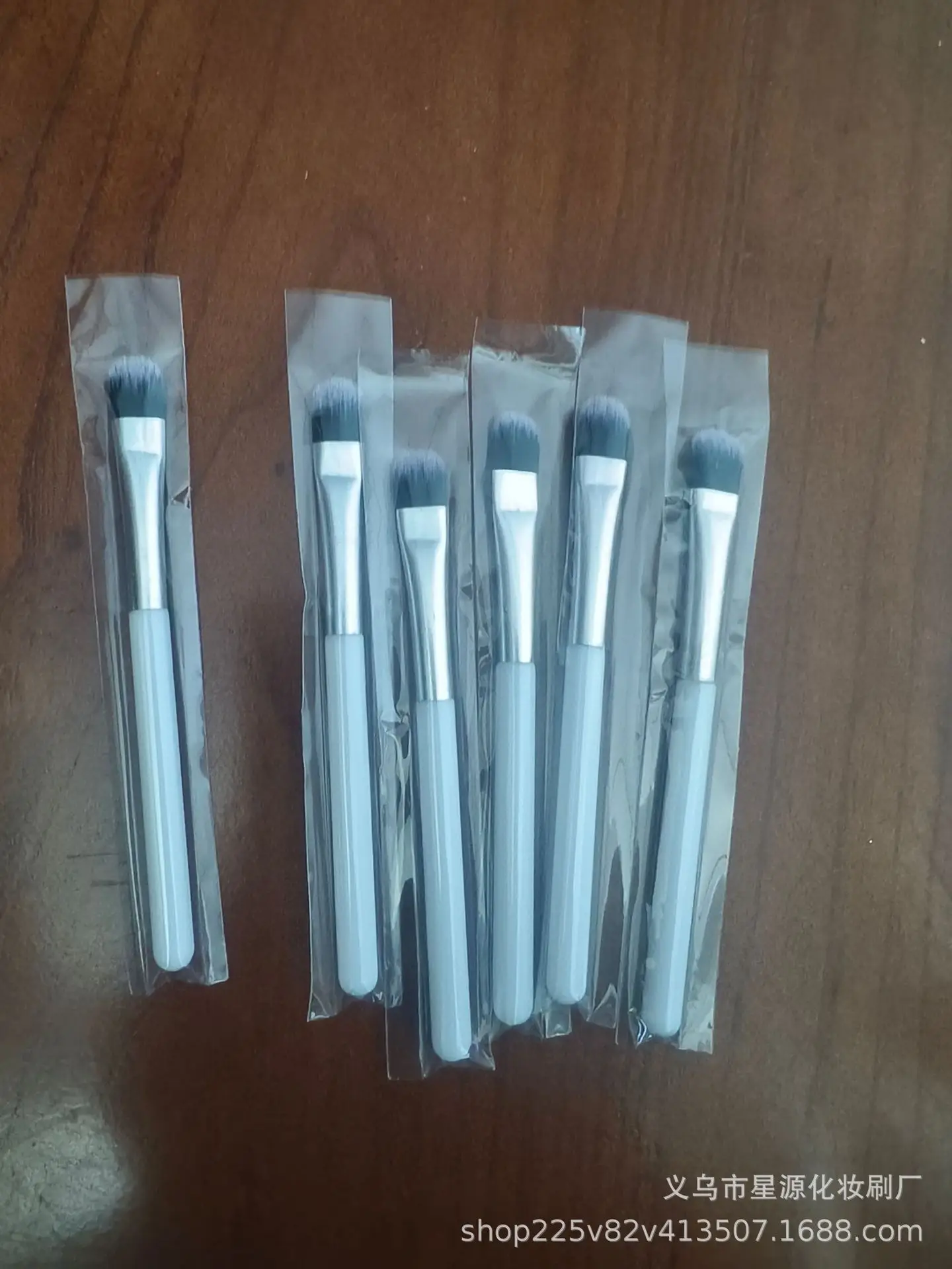 White Short-Handled Makeup Brush for Beginners