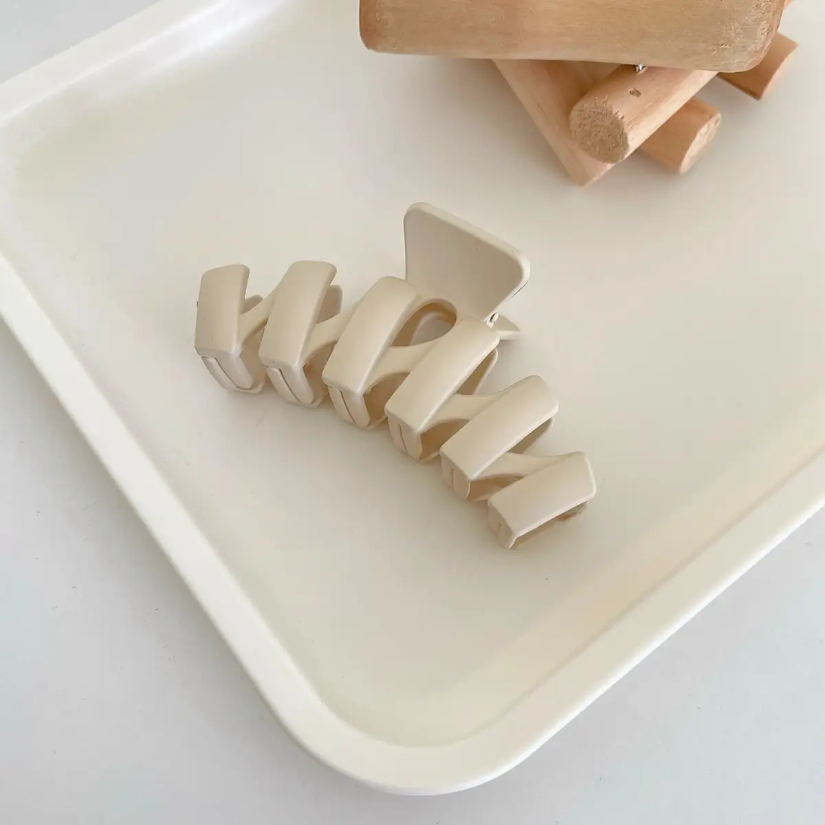 Autumn & Winter Hair Clip Collection Cross Hollow Multi-Claw Accessory - Image 3