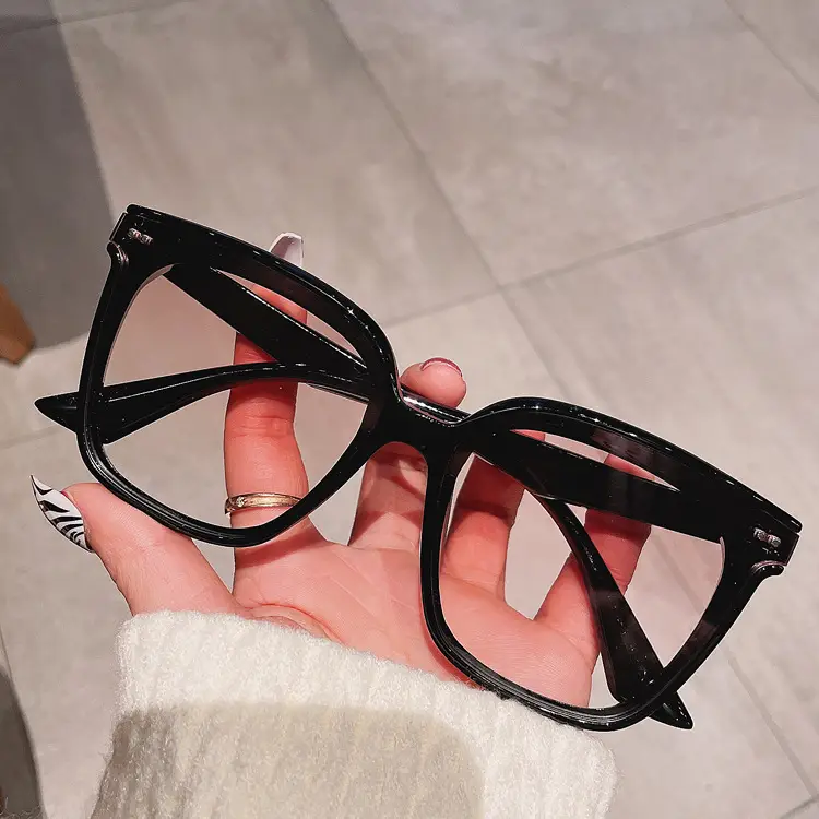 Women Retro Sunglasses White Frame Black Lens - Image 8
