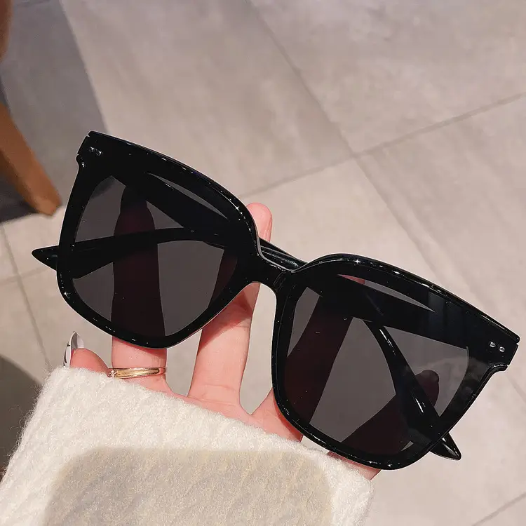 Women Retro Sunglasses White Frame Black Lens - Image 10