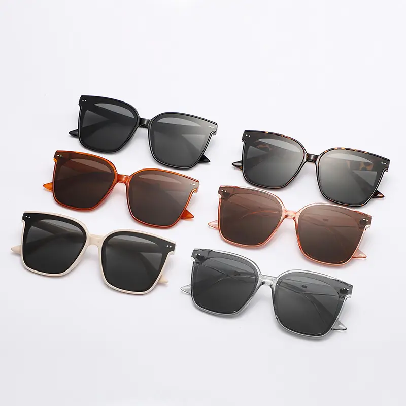 Women Retro Sunglasses White Frame Black Lens - Image 11