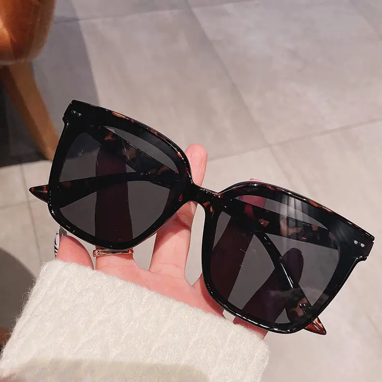 Women Retro Sunglasses White Frame Black Lens - Image 2