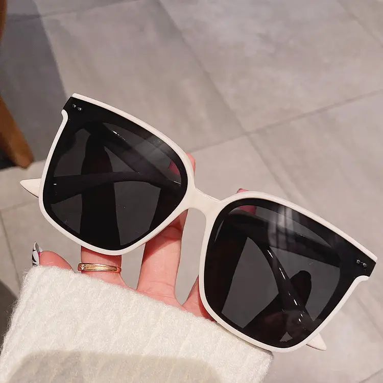 Women Retro Sunglasses White Frame Black Lens - Image 3