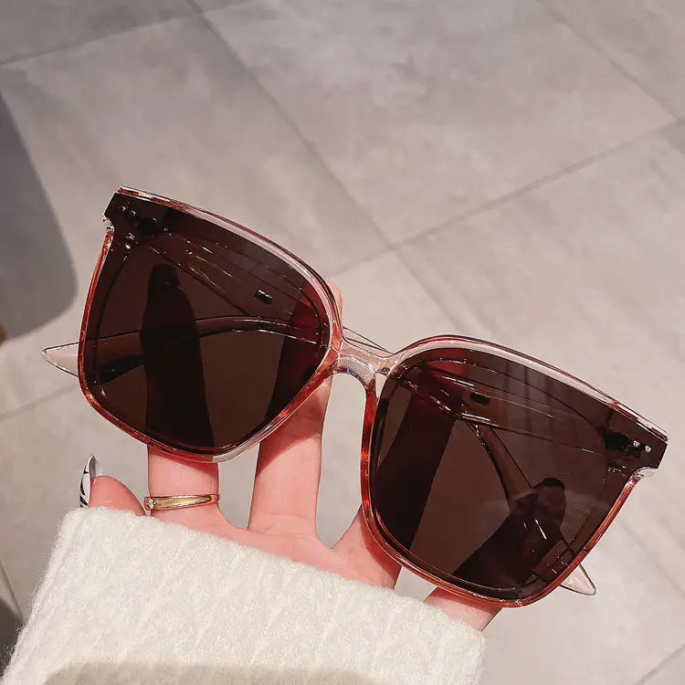 Women Retro Sunglasses White Frame Black Lens - Image 4