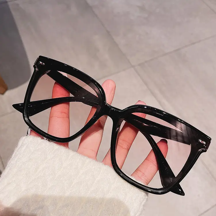 Women Retro Sunglasses White Frame Black Lens - Image 5