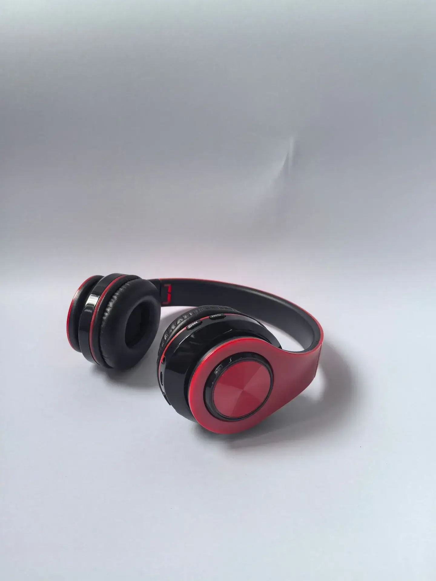 Wireless Bluetooth Headset Red Black Foldable Subwoofer — feature 9