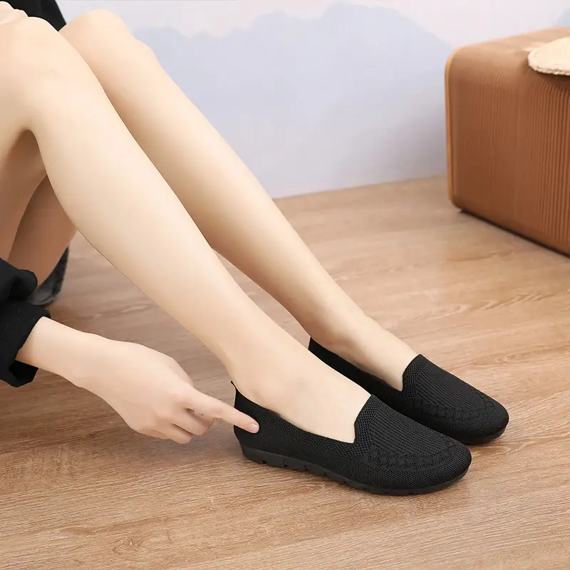 Large Size Beijing Cloth Shoes, Summer Breathable Casual Fly-Knit Shoes, Outdoor Sports Square Dance Slip-On Shoes for Middle-Aged Moms