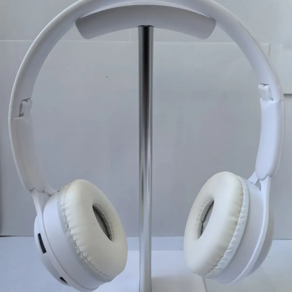 White Bluetooth Over-Ear Headset Y08 - Image 8