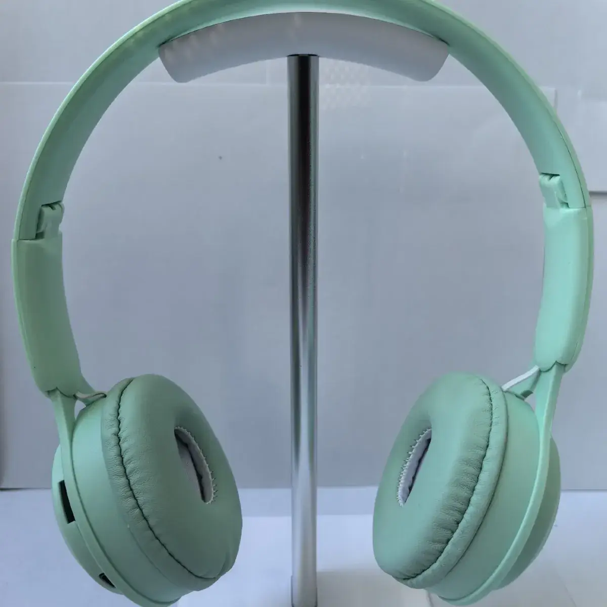 White Bluetooth Over-Ear Headset Y08 - Image 9
