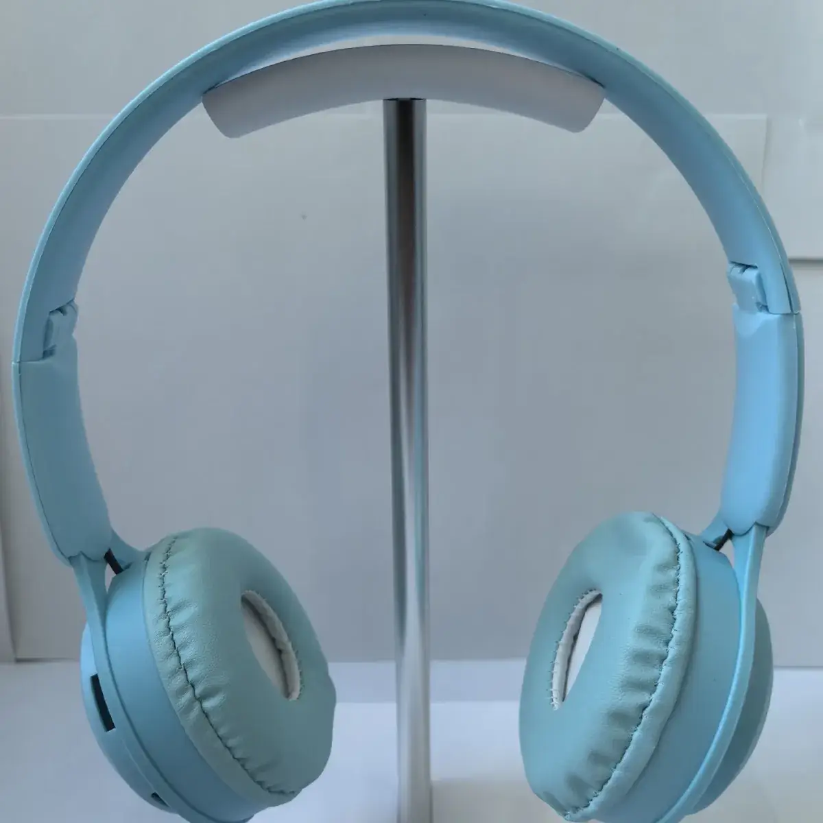 White Bluetooth Over-Ear Headset Y08 - Image 10