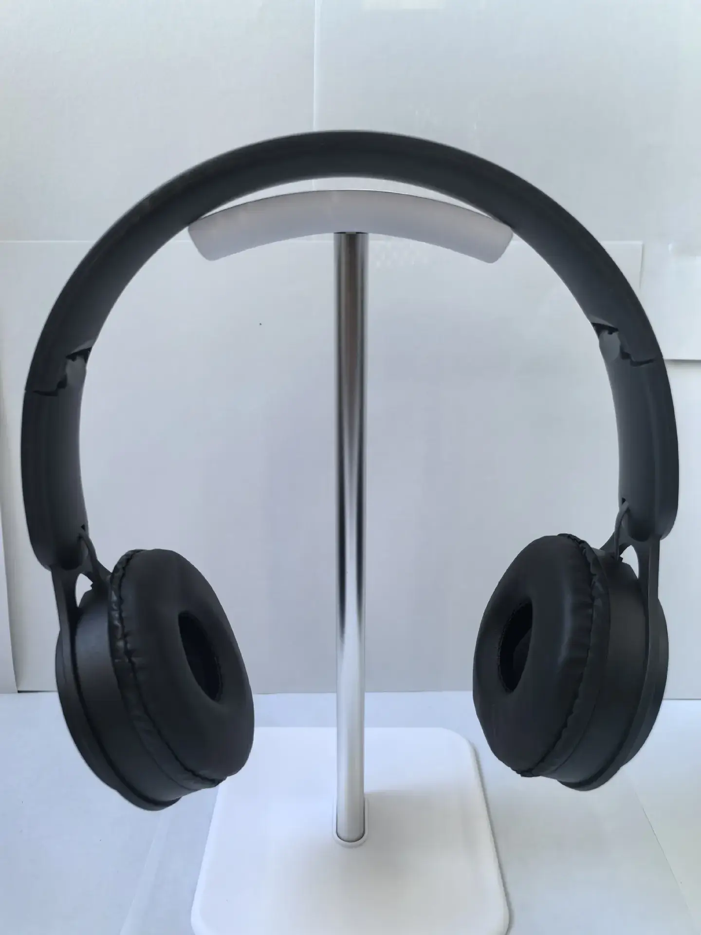 White Bluetooth Over-Ear Headset Y08 — feature 1