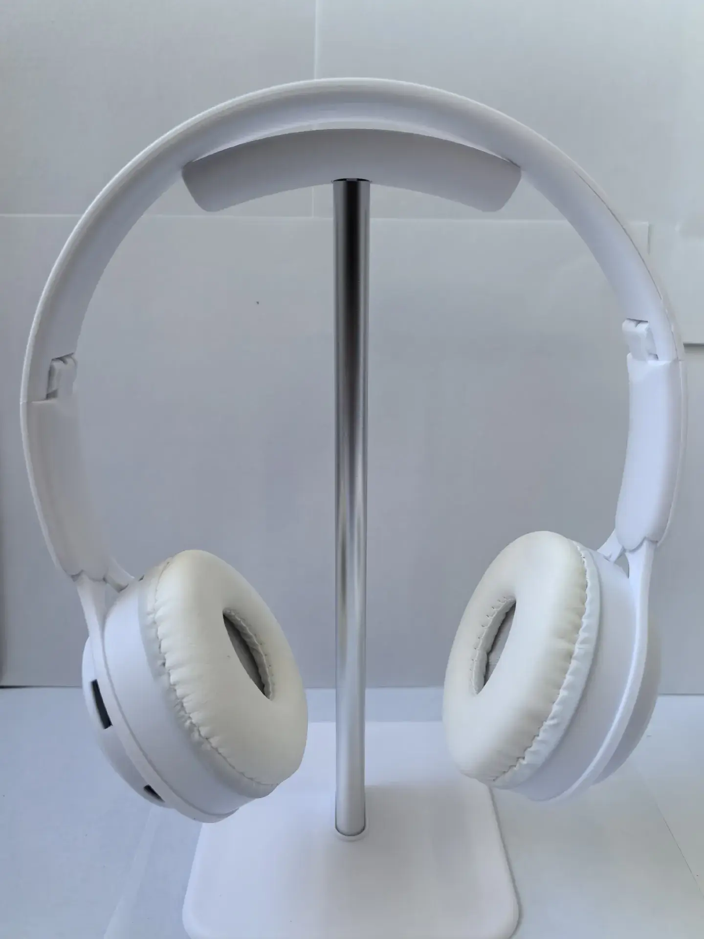 White Bluetooth Over-Ear Headset Y08 — feature 2