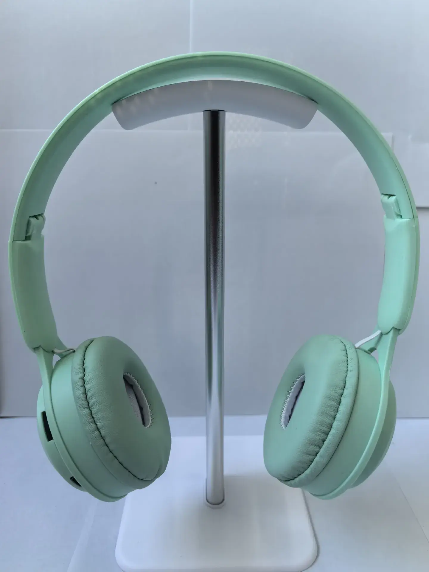White Bluetooth Over-Ear Headset Y08 — feature 3