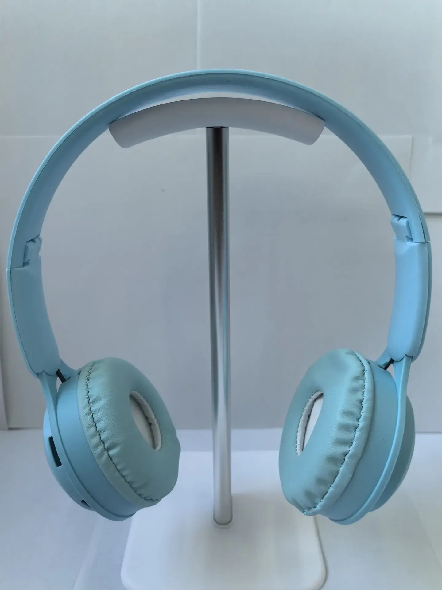 White Bluetooth Over-Ear Headset Y08 — feature 4