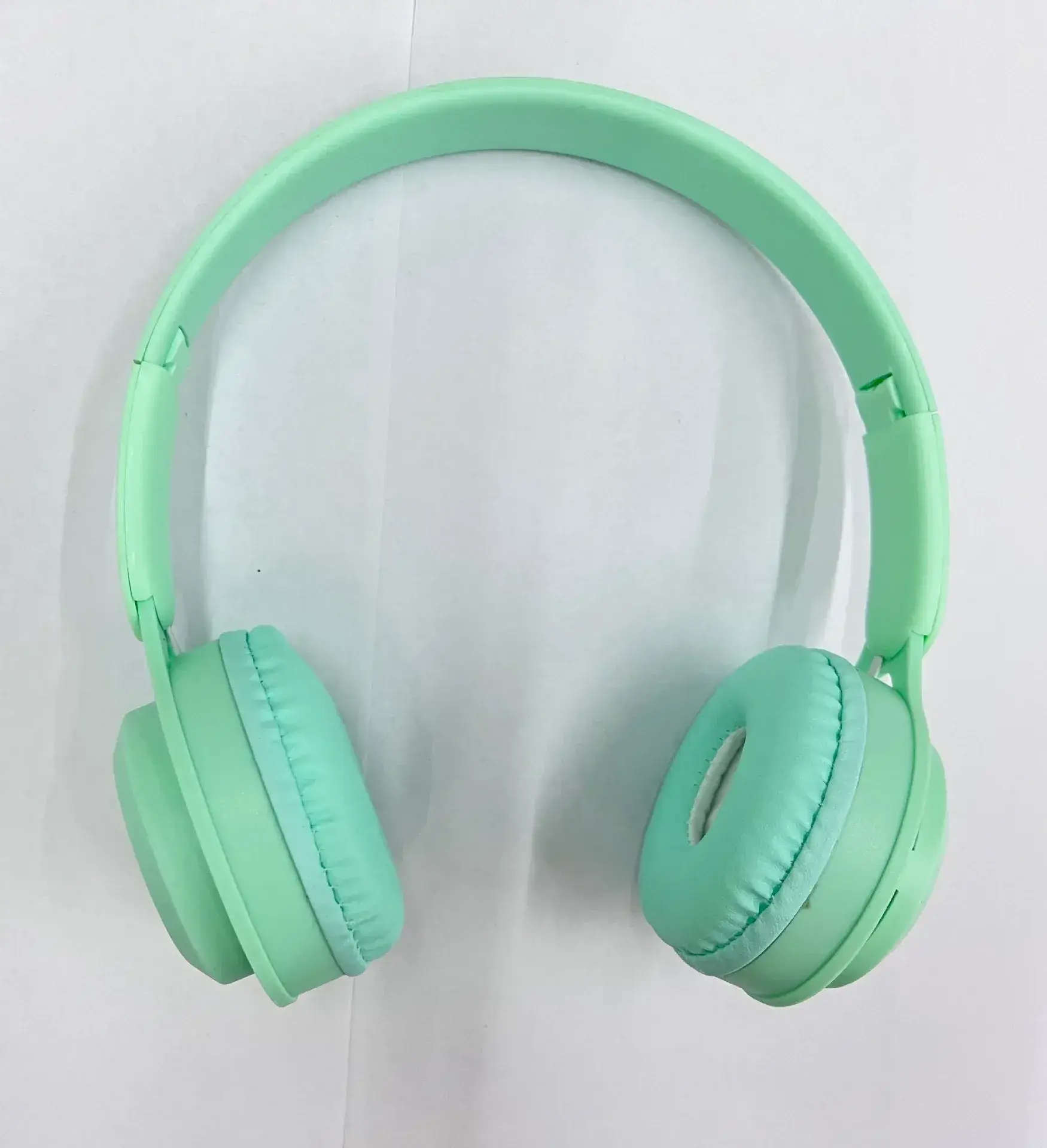 White Bluetooth Over-Ear Headset Y08 - Image 3