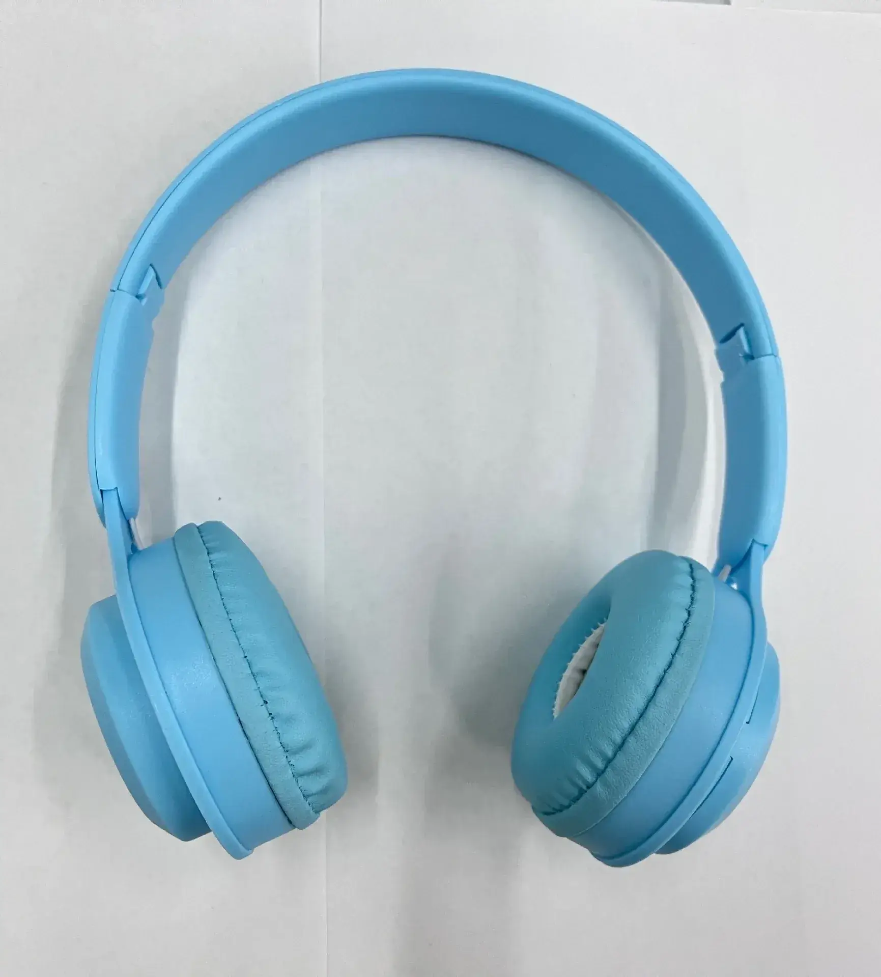 White Bluetooth Over-Ear Headset Y08 - Image 4