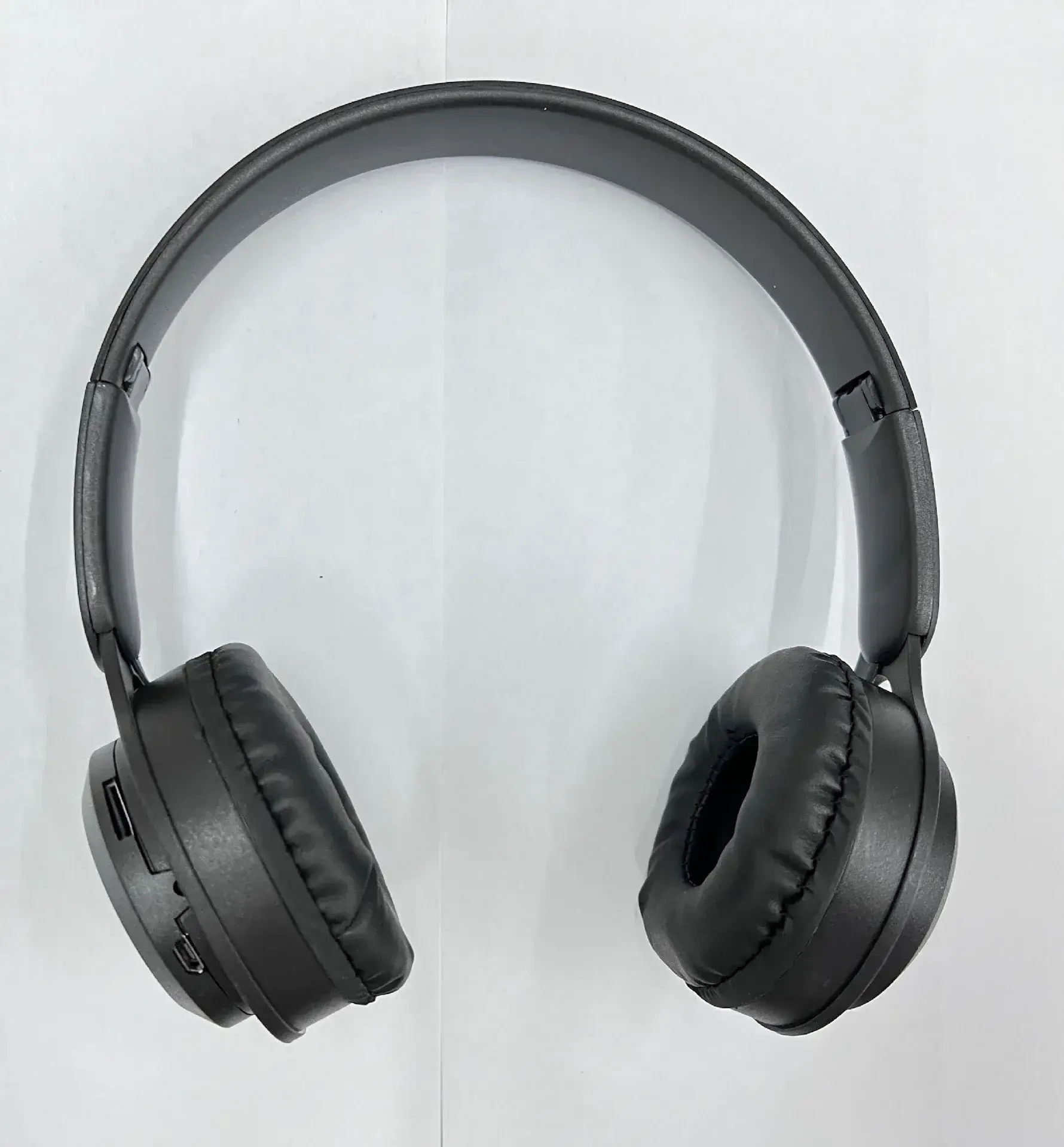 White Bluetooth Over-Ear Headset Y08 - Image 5