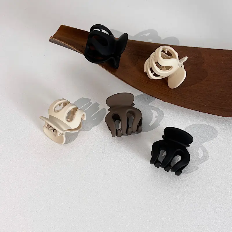 Black Shark Claw Hair Clip for Women Small - Image 4
