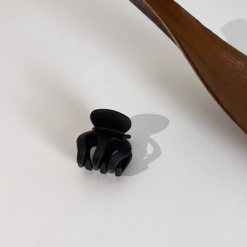 Black Shark Claw Hair Clip for Women Small — feature 8
