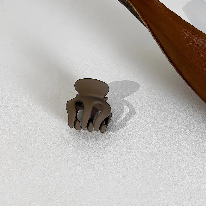 Black Shark Claw Hair Clip for Women Small - Image 2
