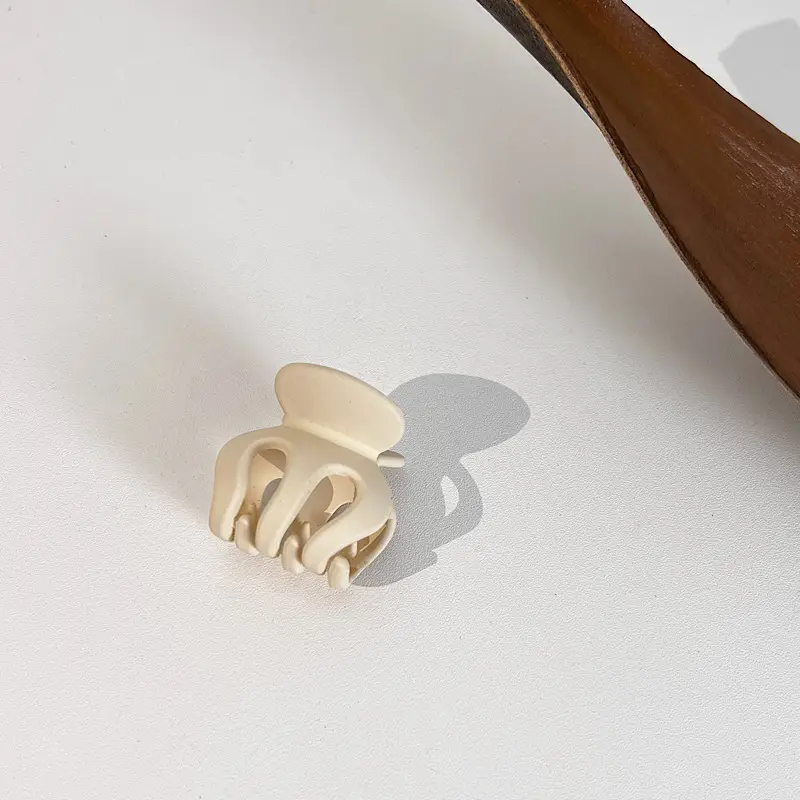 Black Shark Claw Hair Clip for Women Small - Image 3