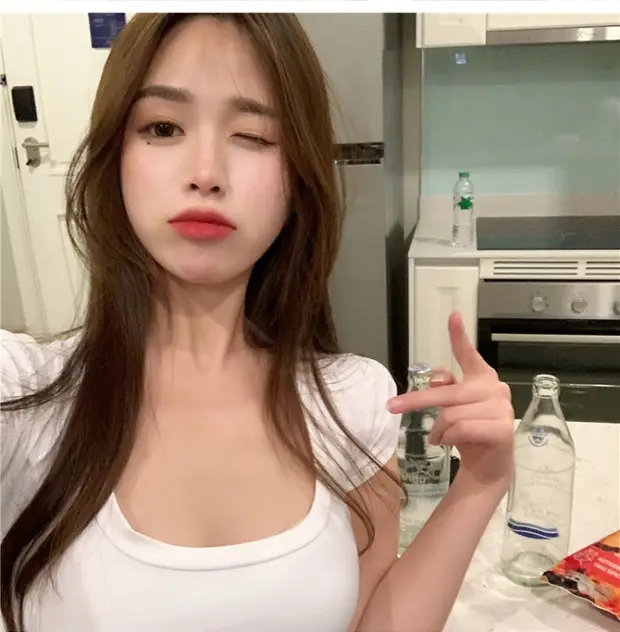 Women's White Crop Top Short Sleeve U-Neck Summer 2025 — feature 2