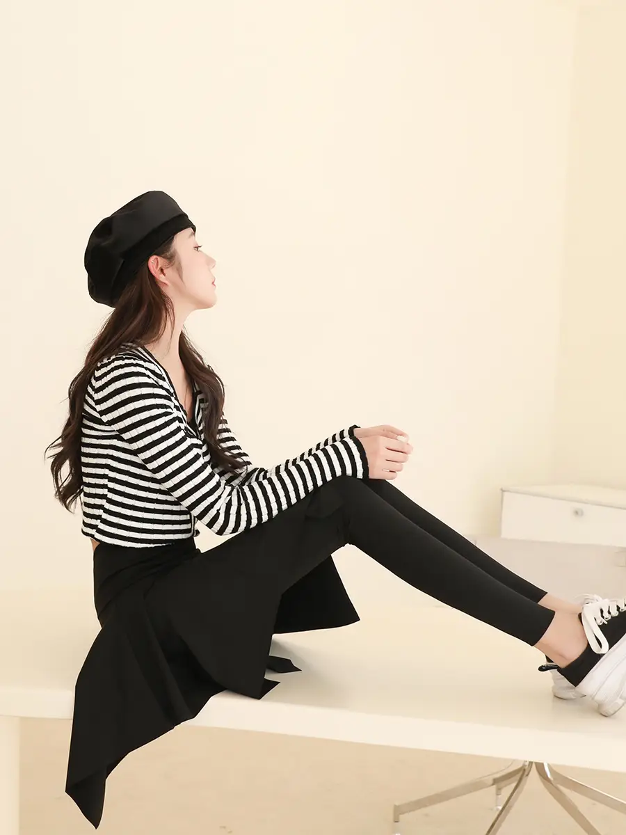 Women Sharkskin Hip-Lifting Pleated Culottes Leggings Set - Image 6