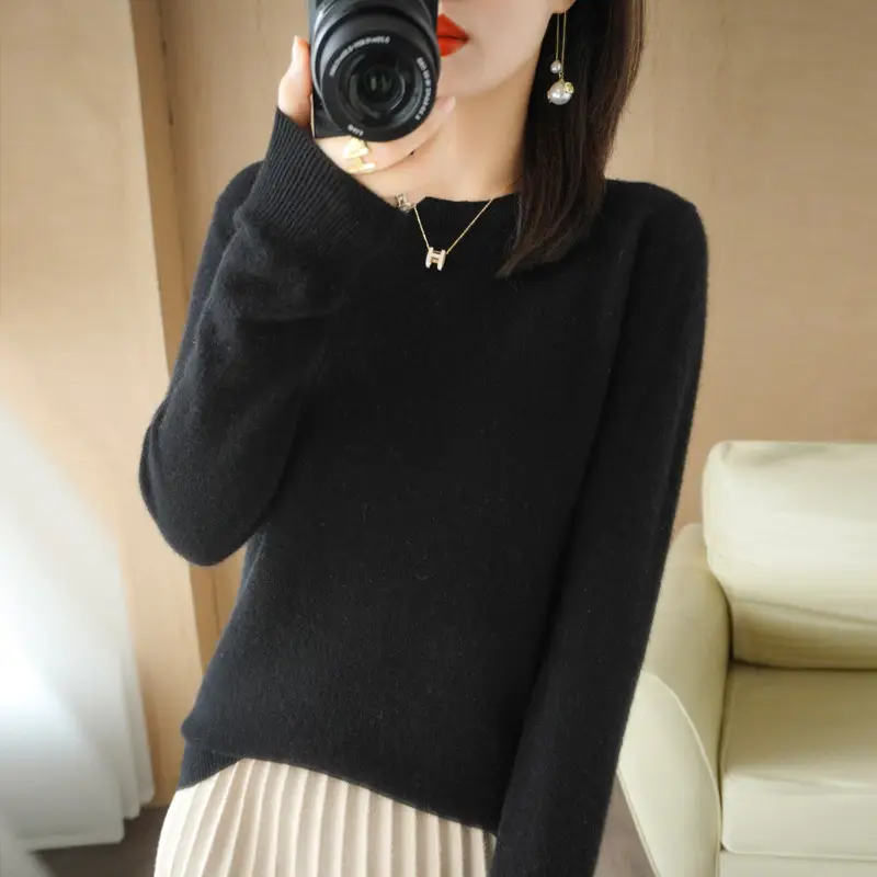 Women's 2022 Red Round Neck Sweater Large - Image 3