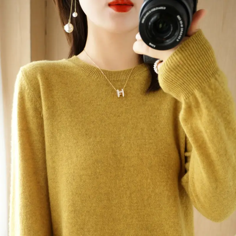 Women's 2022 Red Round Neck Sweater Large - Image 4