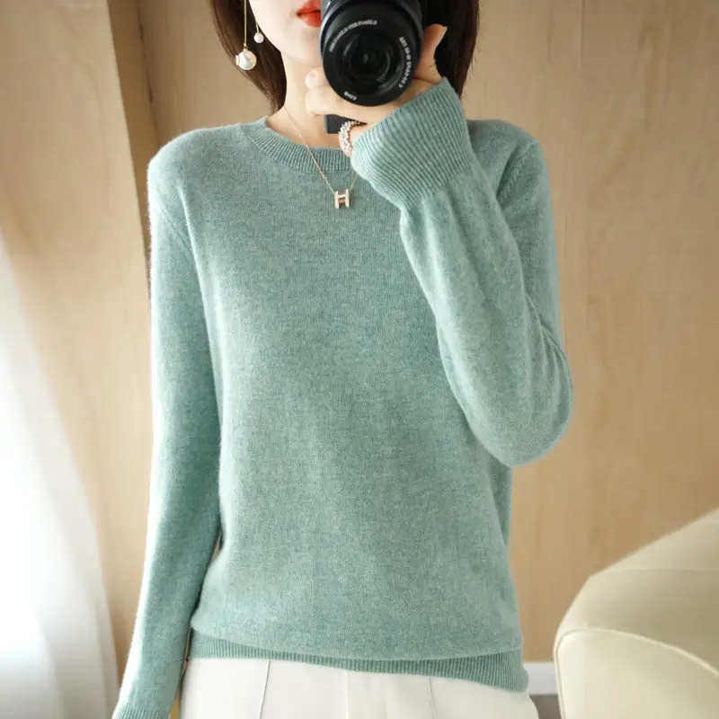 Women's 2022 Red Round Neck Sweater Large - Image 6