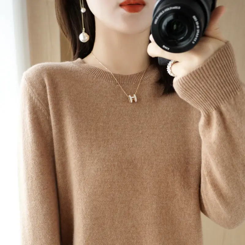 Women's 2022 Red Round Neck Sweater Large - Image 8
