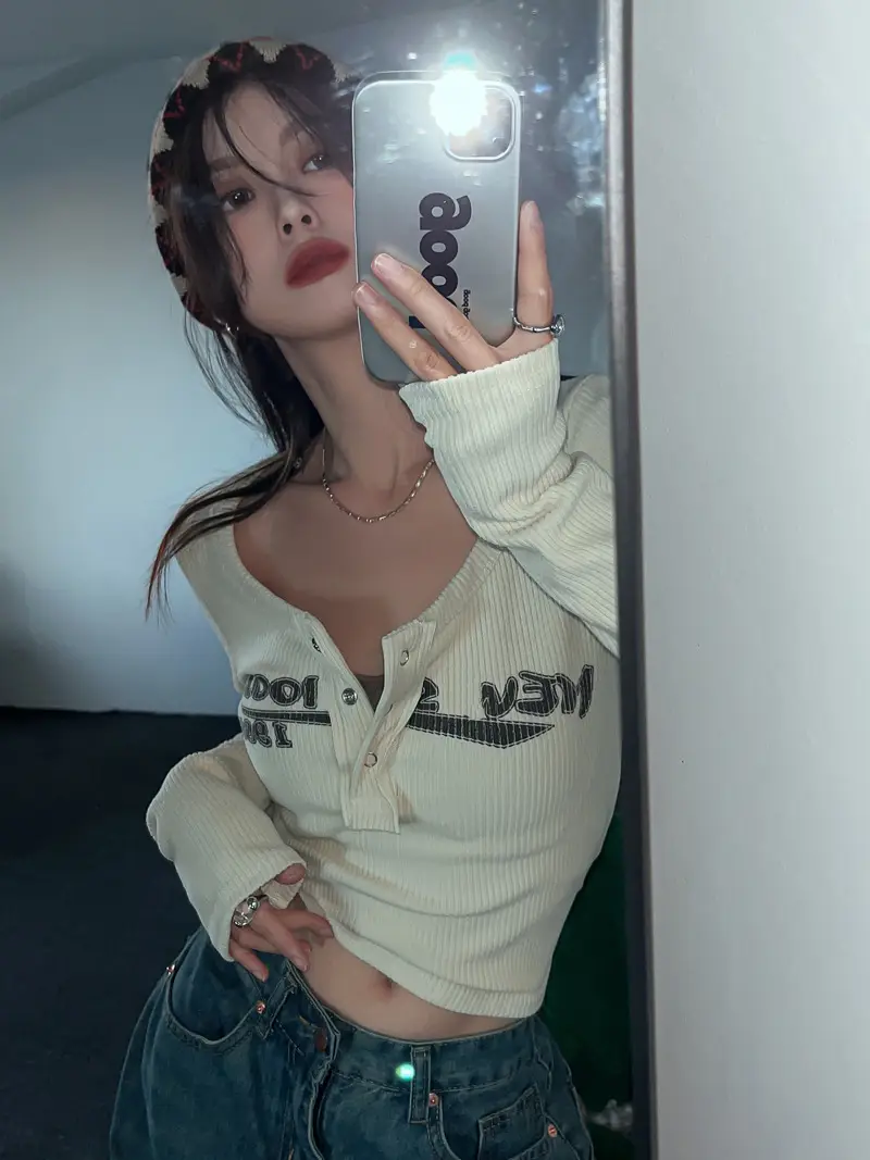 American Style Hot Girl Sexy Pit Base Shirt with Letter V-Neck — feature 14