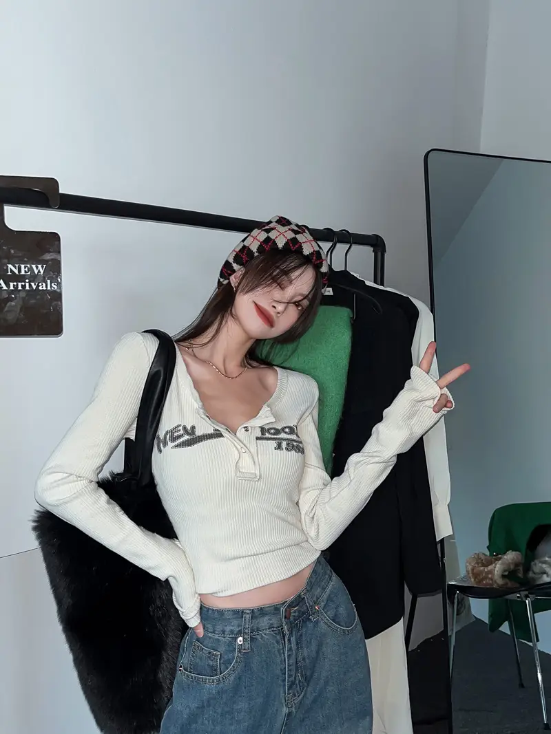 American Style Hot Girl Sexy Pit Base Shirt with Letter V-Neck — feature 5
