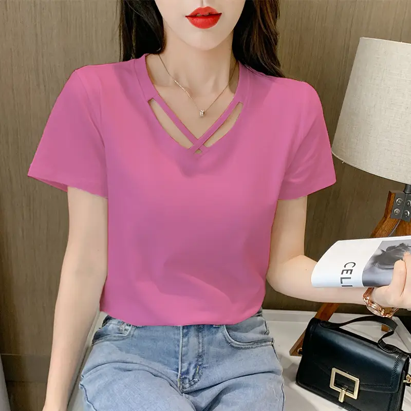 Women Pink V-Neck T-Shirt with Daisy Print - Image 7