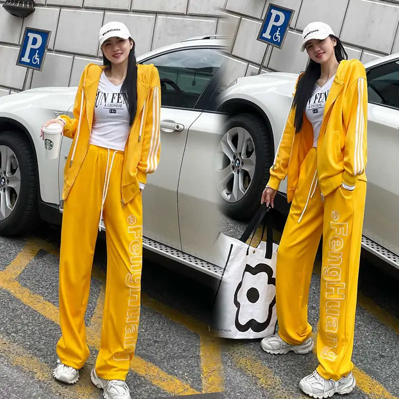 Women White V-Neck Sweatshirt Set with "Jun Fences" Print